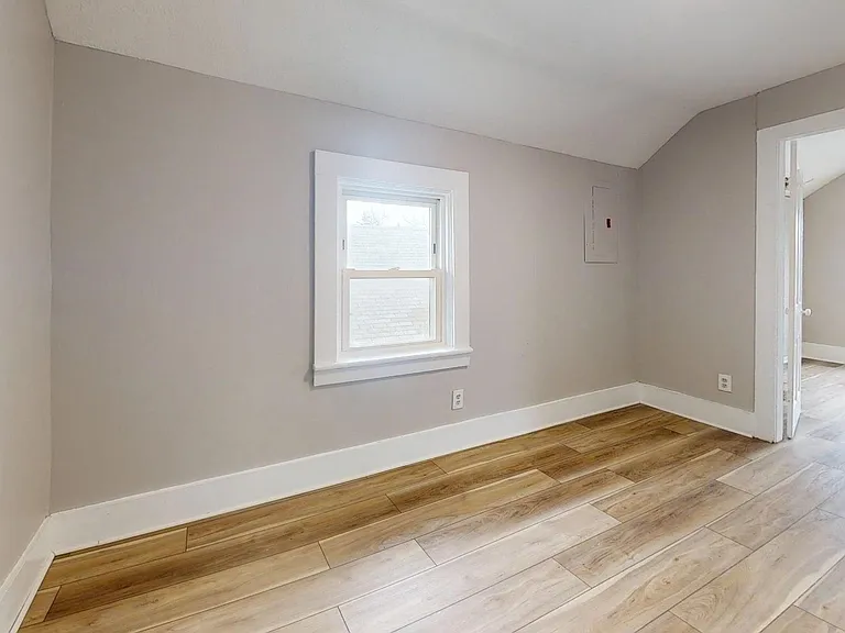 1031 W 9th St — Photo 33