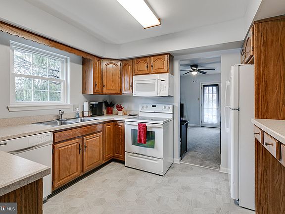 5th image of 219 Westridge Pl N