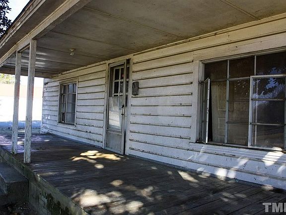 3rd image of 906 W Railroad St