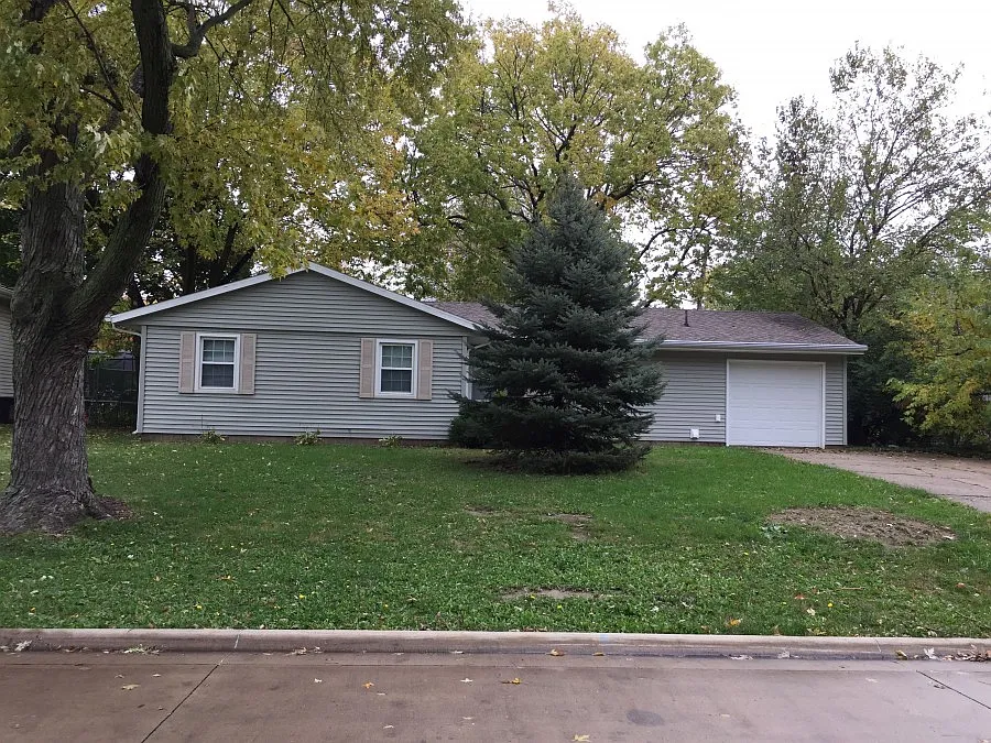 1504 Winston Dr photo 1