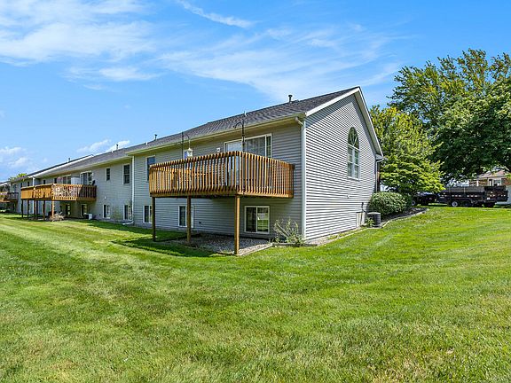2nd image of 19 Trillium Ct