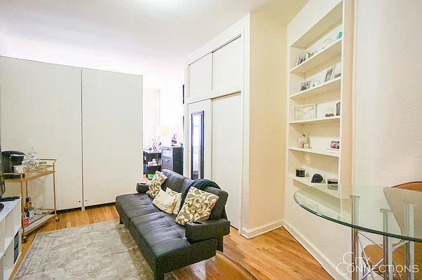 Rented by City Connections Realty | media 8