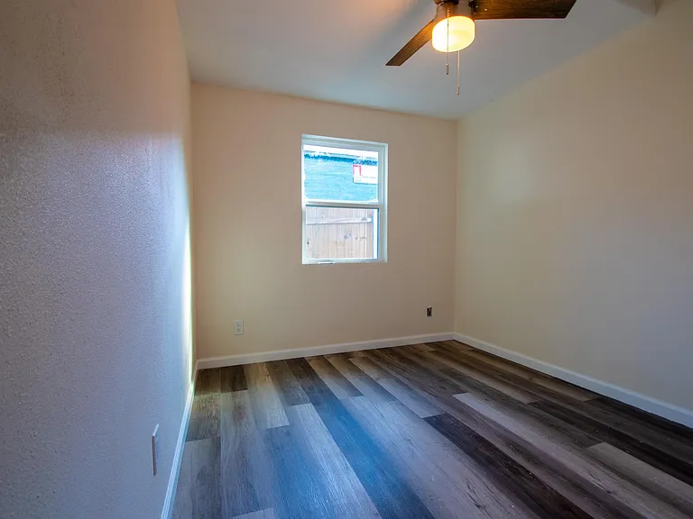 2207 S Vernon Ave — Photo 10