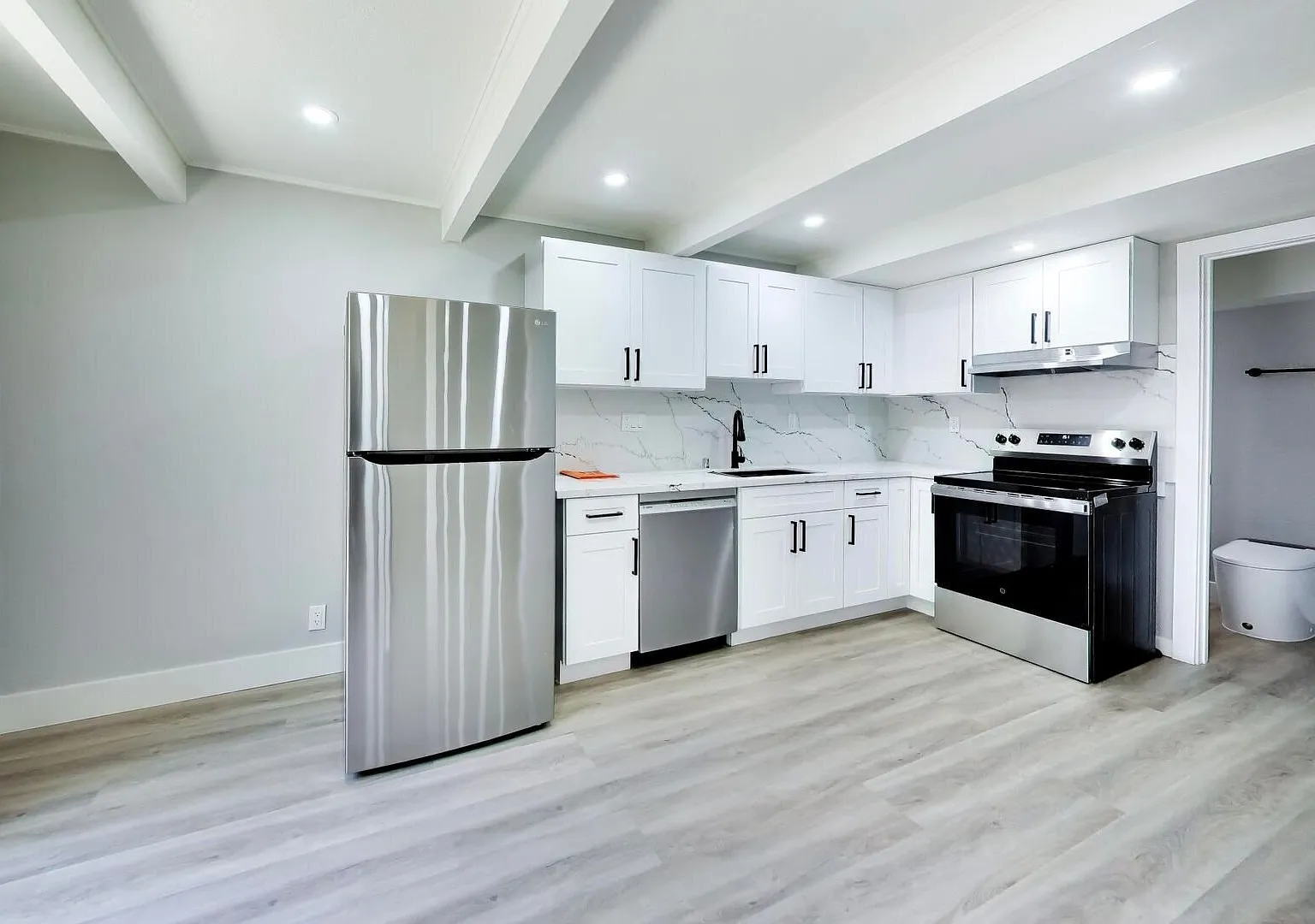 Spacious 2-Bedroom, 1.5-Bath Apartment in Prime Palo Alto Location — Photo 1