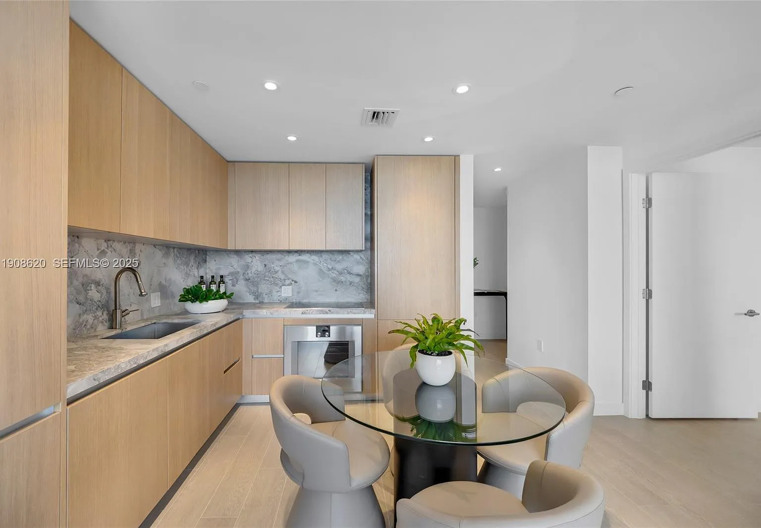 1 bed, 875 sqft, $8,700 — Photo 3