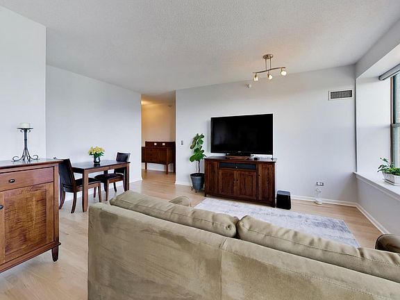 4th image of 1717 S Prairie Ave APT 1204