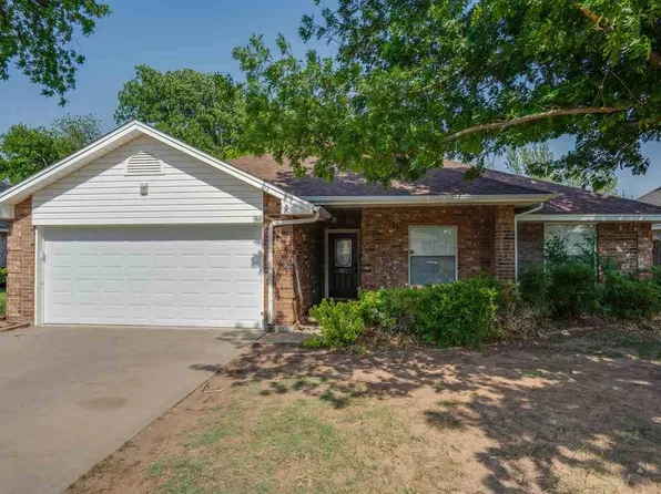 902 S Berry St, Burkburnett, TX 76354