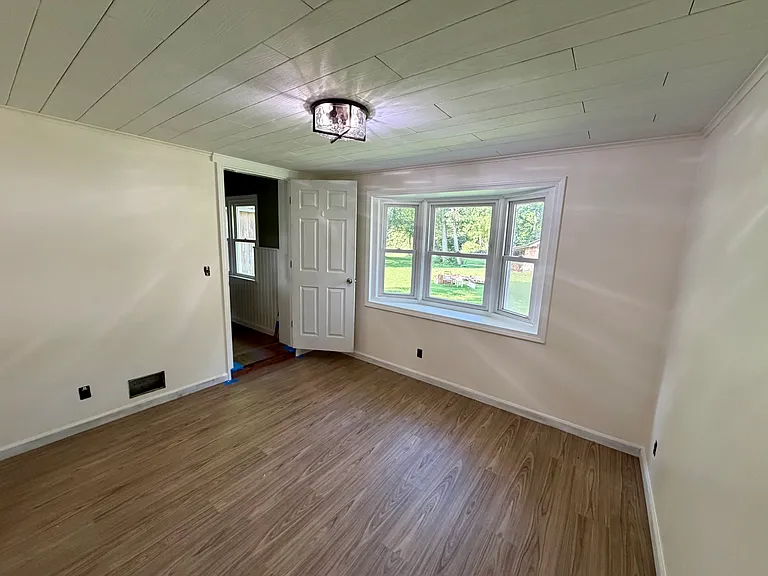 1549 W River Rd — Photo 8