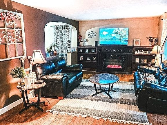 2nd image of 443 Oxford Ave
