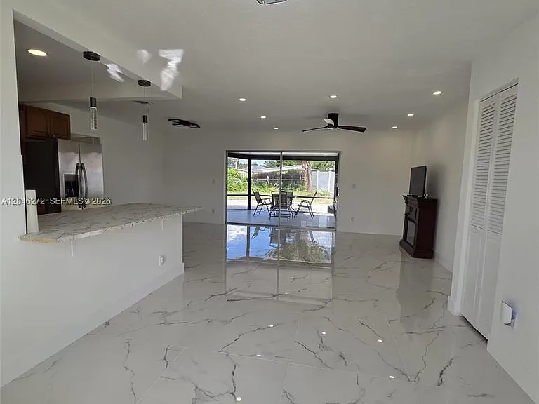305 SE Airoso Blvd — Photo 4