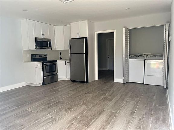 3rd image of 4642 Myrtle Ln