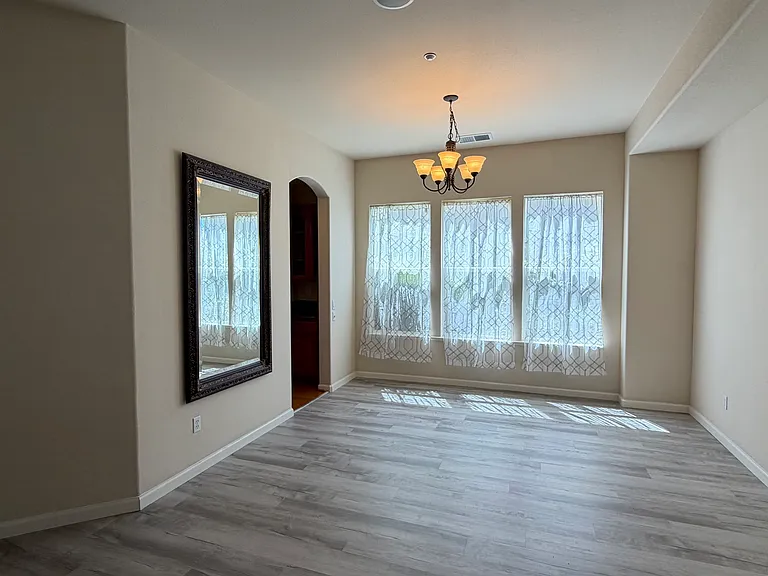 729 Richardson Dr — Photo 16