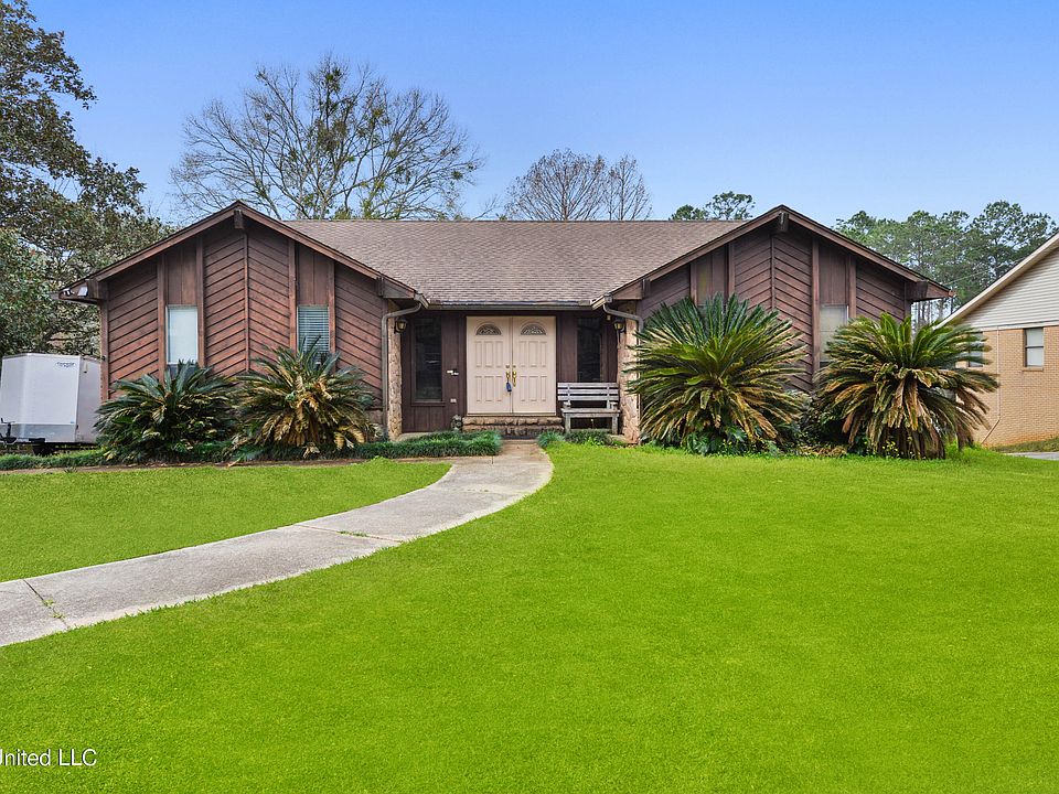 1st image of 2101 Hemlock Dr