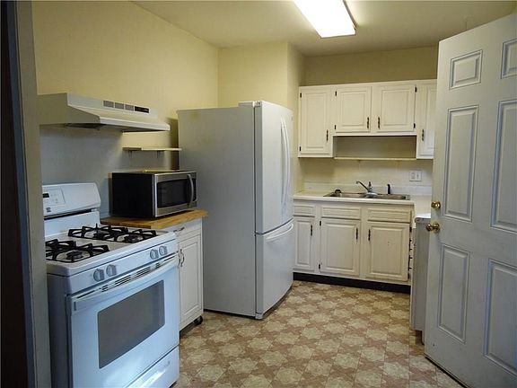 3rd image of 401 Eberhart Dr