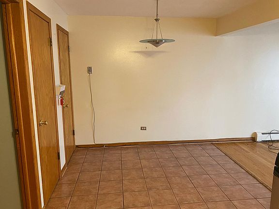 3rd image of 6466 N Northwest Hwy APT D2