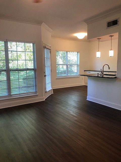 Vi
ew from living room into dining area with kitchen island