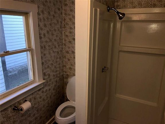4th image of 718 Elm St