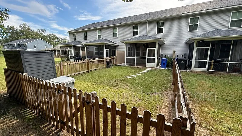 3 bed, 2.5 bath, 1936 sqft, $2,395 — Photo 2
