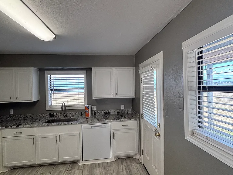 1027 Windrose Dr — Photo 4