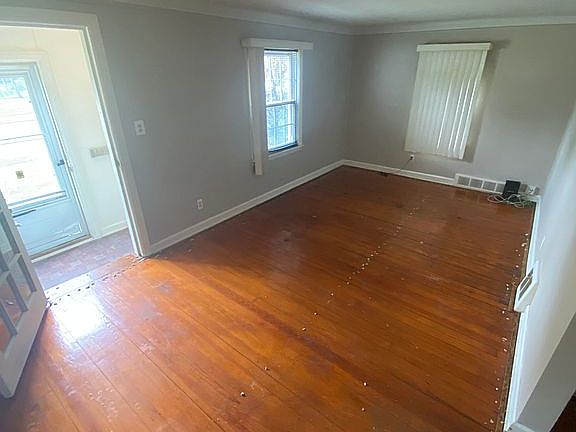 5th image of 15579 Evergreen Ave