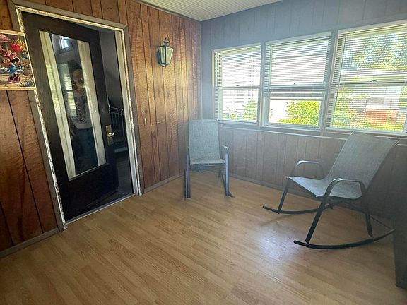 2nd image of 105 W Spruce St