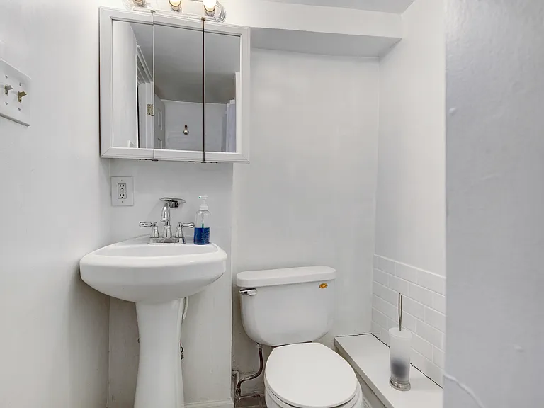 1226 Rhode Island Ave NE — Photo 17