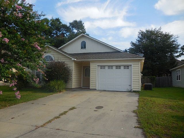 1st image of 806 Brooke Manor Dr