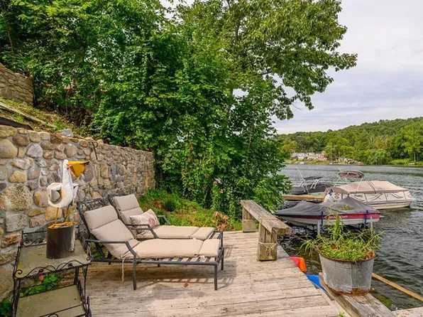 78 Waterview Dr, Sandy Hook, CT 06482