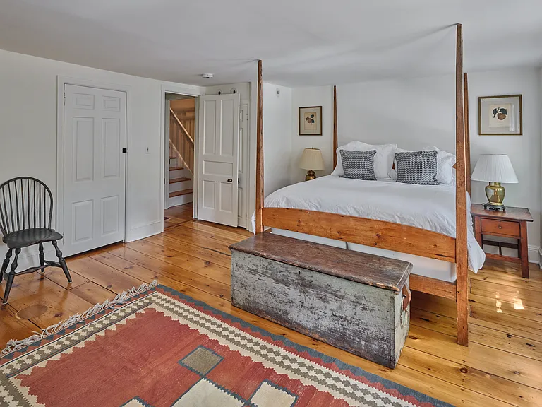 2nd Floor - Queen Bedroom