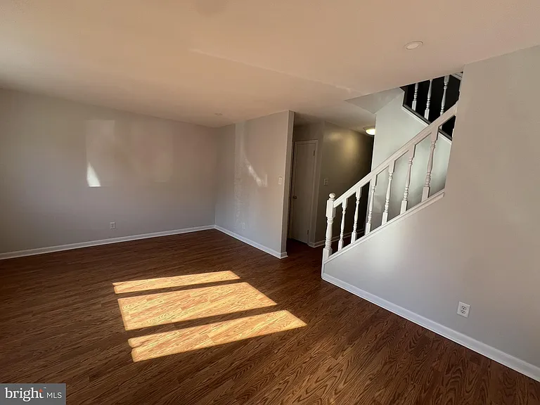 10 James Ct — Photo 2