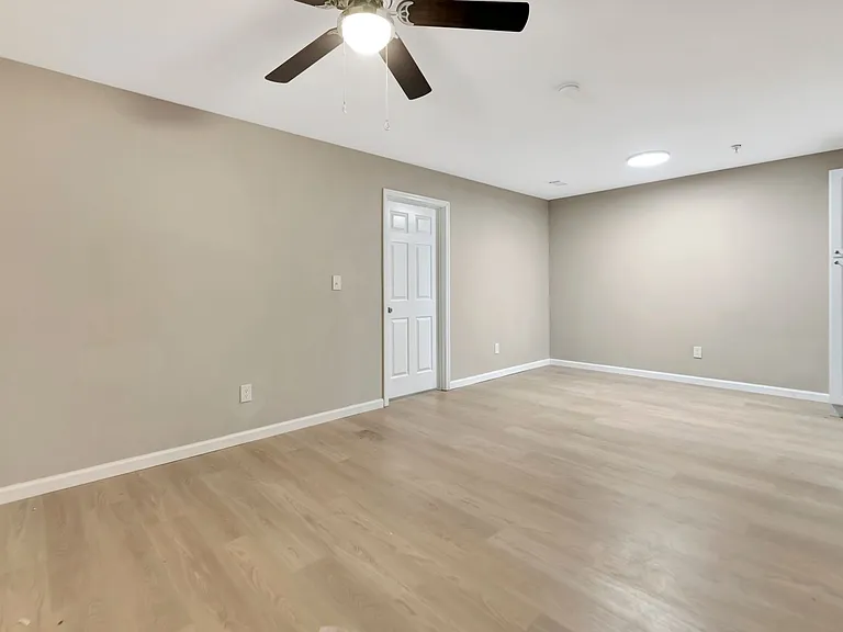 Creekside Apartments — Photo 9