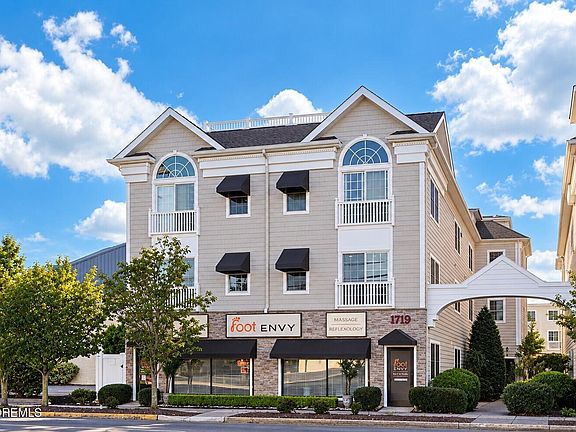 5th image of 1719 Main St Unit 201