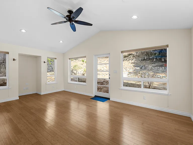459 Herbert St — Photo 7
