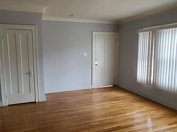 5th image of 3220 Clairmount Ave