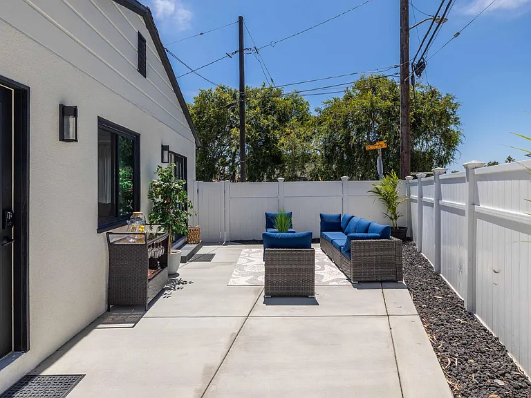 1326 Corona St — Photo 16