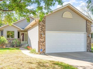 5621 Heather Ridge Ct, Shoreview, MN 55126