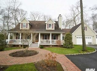 7 Beverly Ct, Moriches, NY 11955