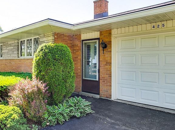 5th image of 425 Berkshire Ln