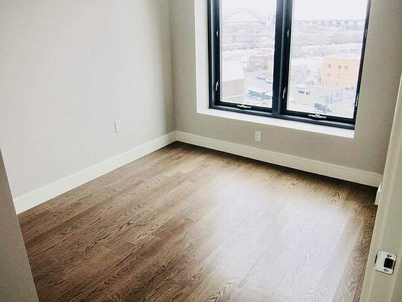4th image of 2718 Hoyt Ave S APT 4D
