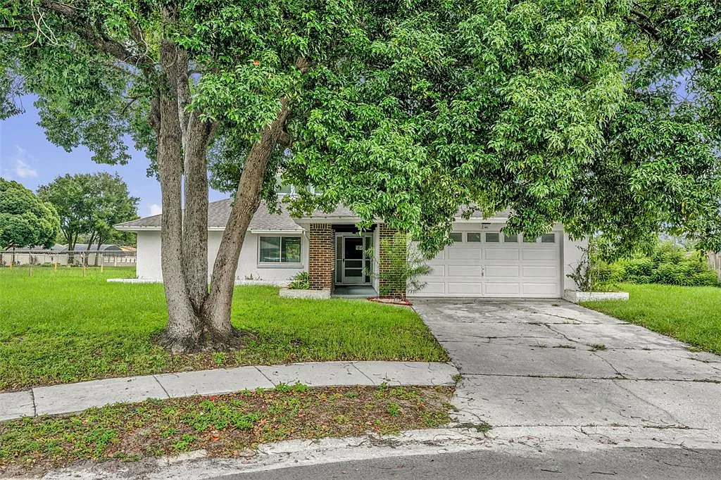 3 bed, 2.0 bath, 1374 sqft, $2,200 — Photo 2