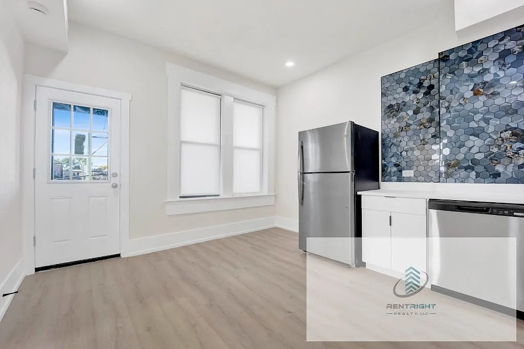 944 N Damen Ave — Photo 2