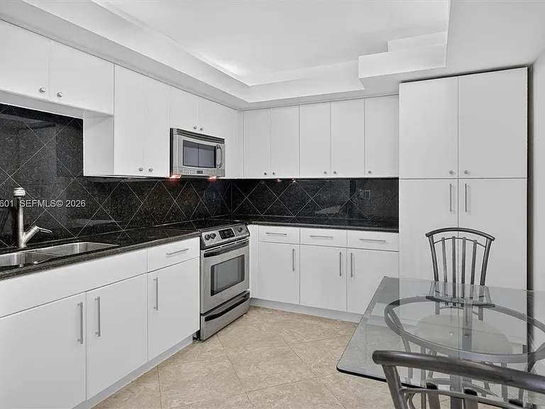5001 Collins Ave #9H — Photo 4