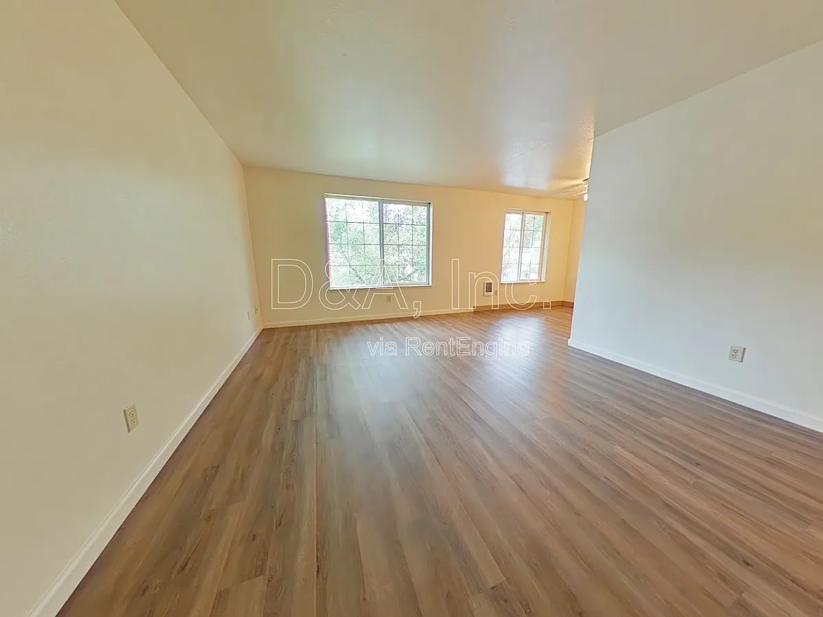 Building Photo - 325 SE Lilly Ave #C