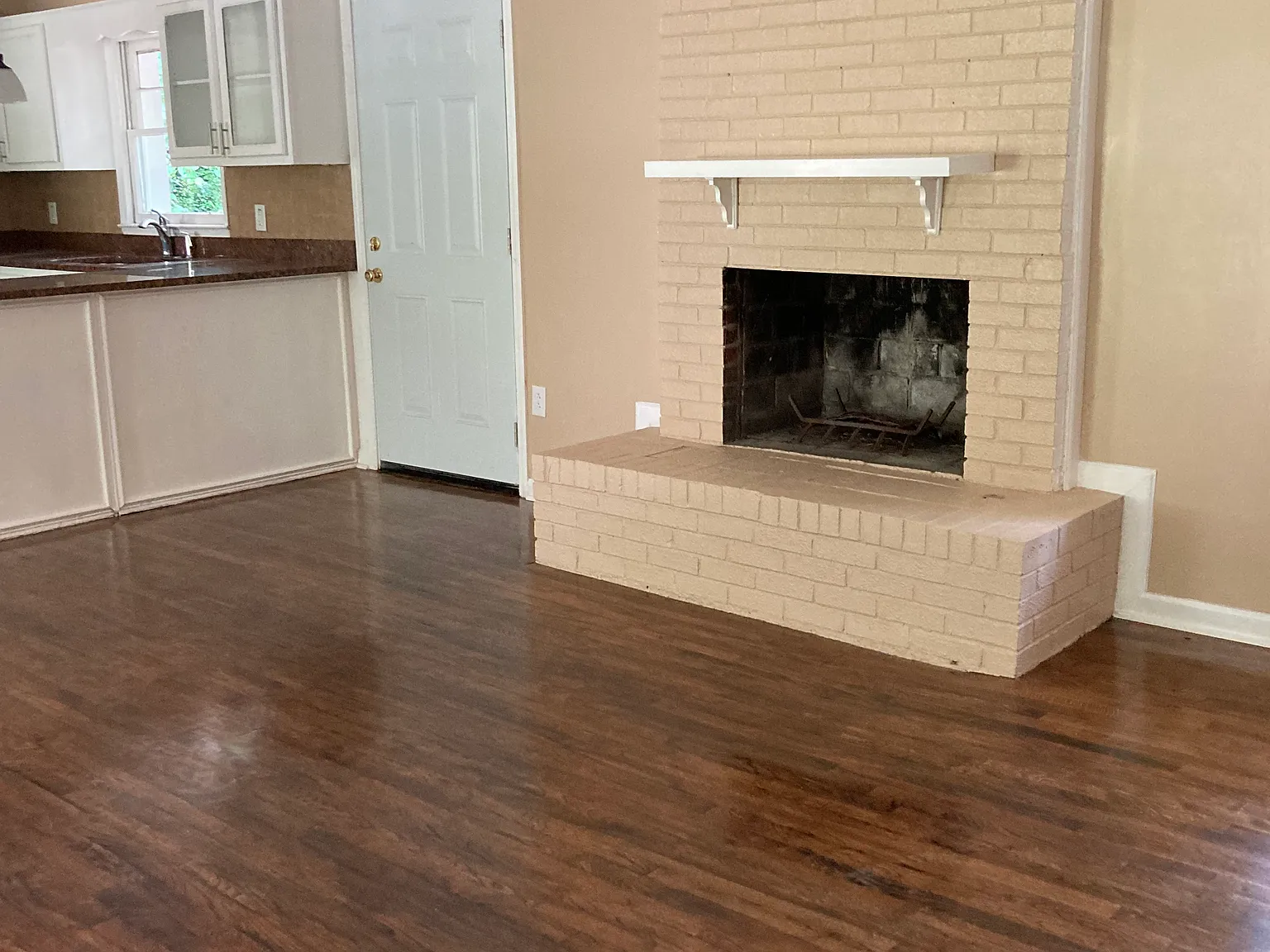 5 bed, 3000 sqft, $3,300 — Photo 2