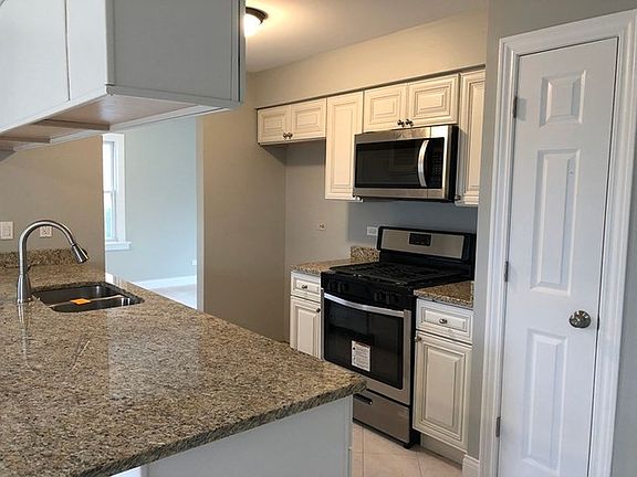 4th image of 1028 W Elmwood Ln