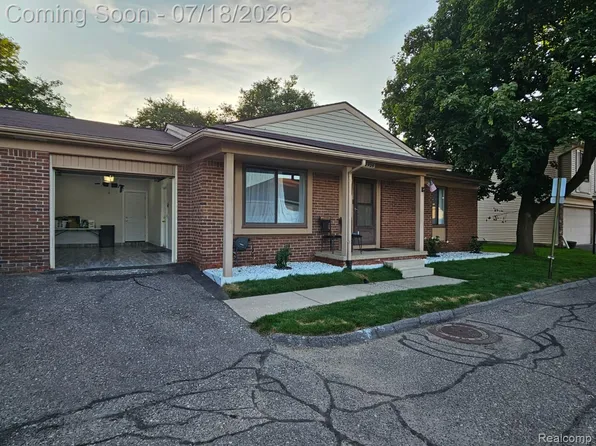 2926 Roundtree Dr, Troy, MI 48083