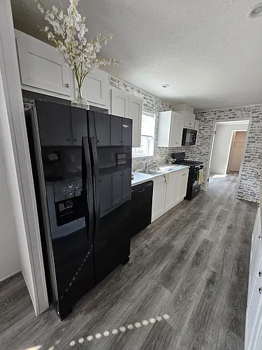 Lindale Manor Photo 1