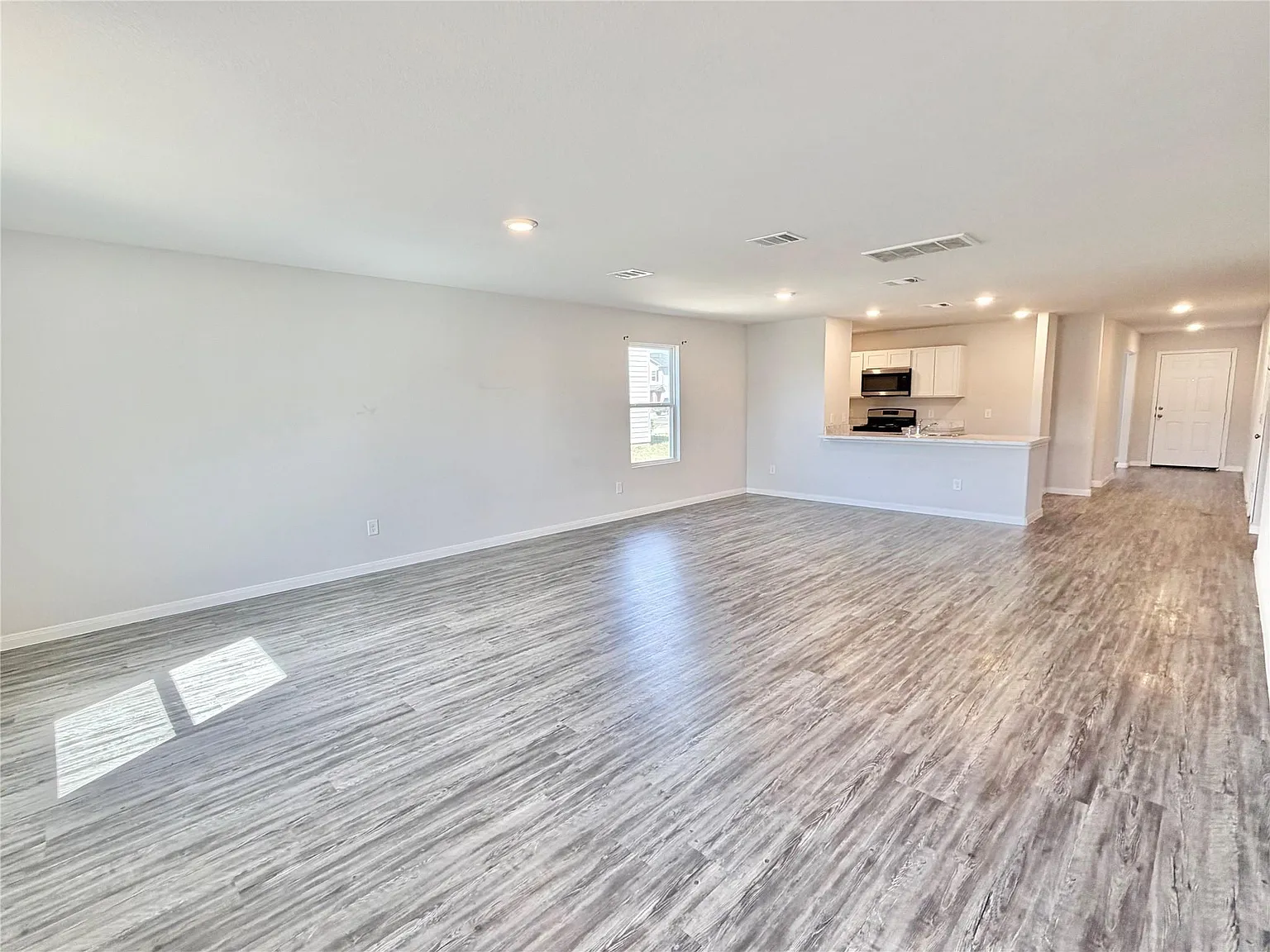 5 bed, 3.5 bath, 3448 sqft, $2,150 — Photo 4