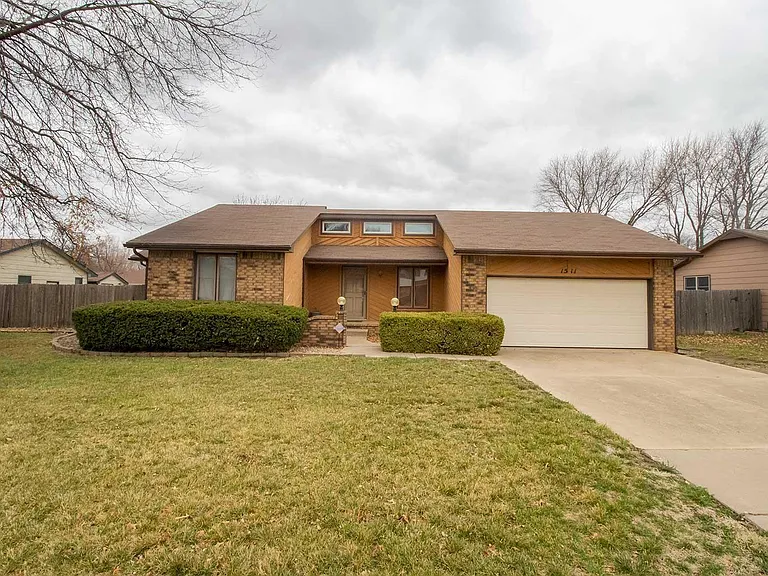 1511 N Lark Ln — Photo 1