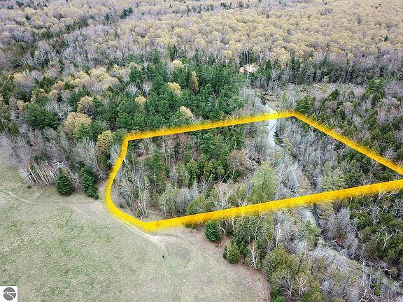 3rd image of 9 S Michaels Wood Trl